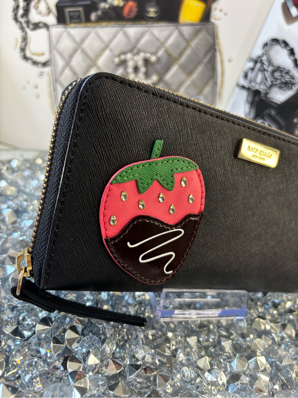 Kate Spade New York Creme De La Creme Chocolate Covered Strawberry wallet NWOT - Picture 4 of 12